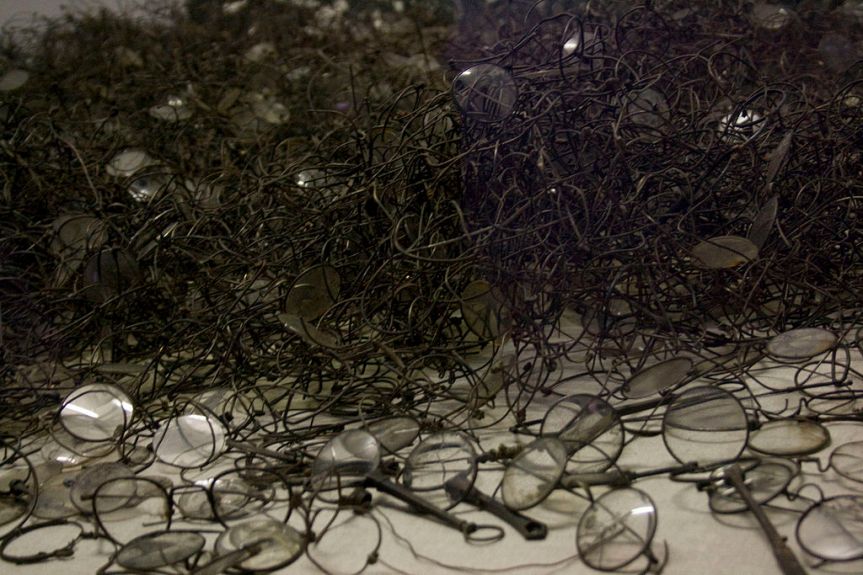 1024px-Gafas,_Auschwitz_Museum,_Polonia